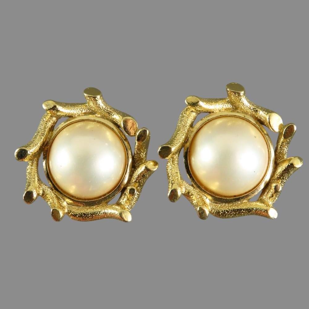 VTG TRIFARI CLIP-ON EARRINGS Cream Faux Pearl Center GOLD TONE CORAL SHAPE FRAME